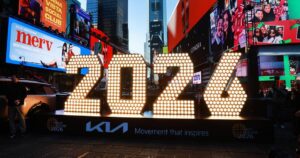 Times Square 2026 con números gigantes iluminados que anuncian la llegada del Año Nuevo en un entorno urbano festivo.