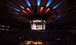 Jugadores de los New York Knicks celebran el título del NBA Cup, torneo que decidieron no conmemorar con un banner en el Madison Square Garden.