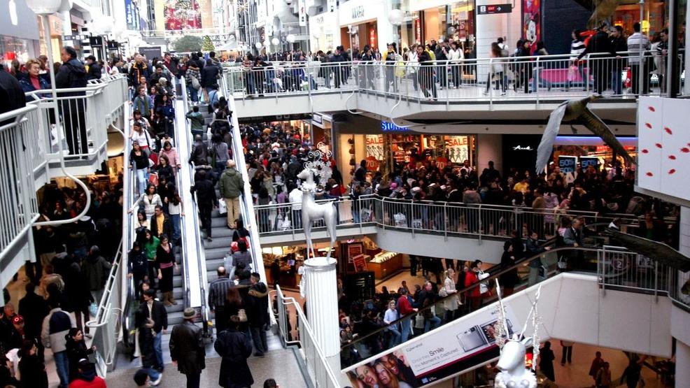 Personas comprando de último minuto en un centro comercial durante la temporada navideña antes de Navidad.