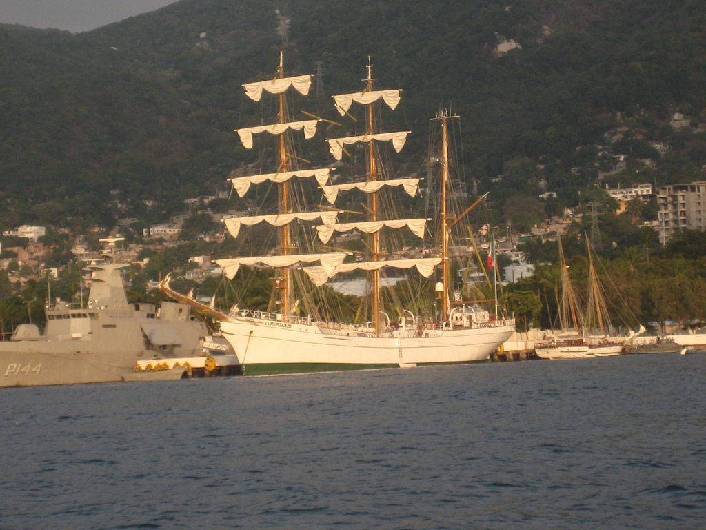 Buque Escuela Cuauhtémoc recibe turistas y familias en el puerto de Acapulco