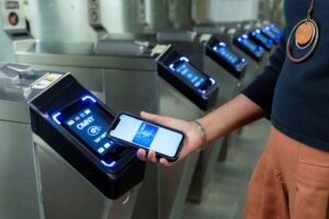 Usuarios del metro de Nueva York utilizan el sistema OMNY tras el retiro definitivo de la MetroCard