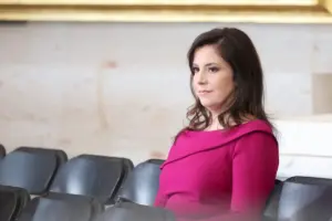 Elise Stefanik Nueva York anuncia su salida de la carrera a gobernadora y redefine el panorama político estatal