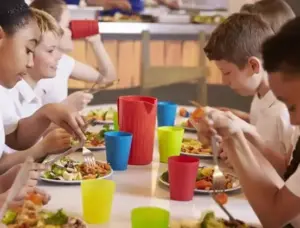 Escuelas superan 150 millones de comidas gratuitas a estudiante