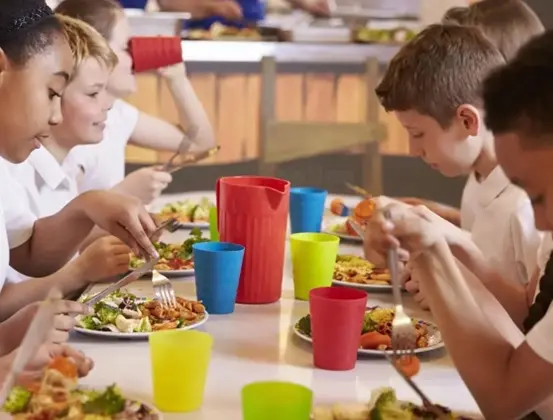 Escuelas superan 150 millones de comidas gratuitas a estudiante