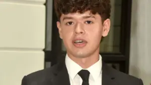 Estudiante latino en un campus universitario de Nueva York tras obtener una beca internacional por destacar entre los mejores del mundo