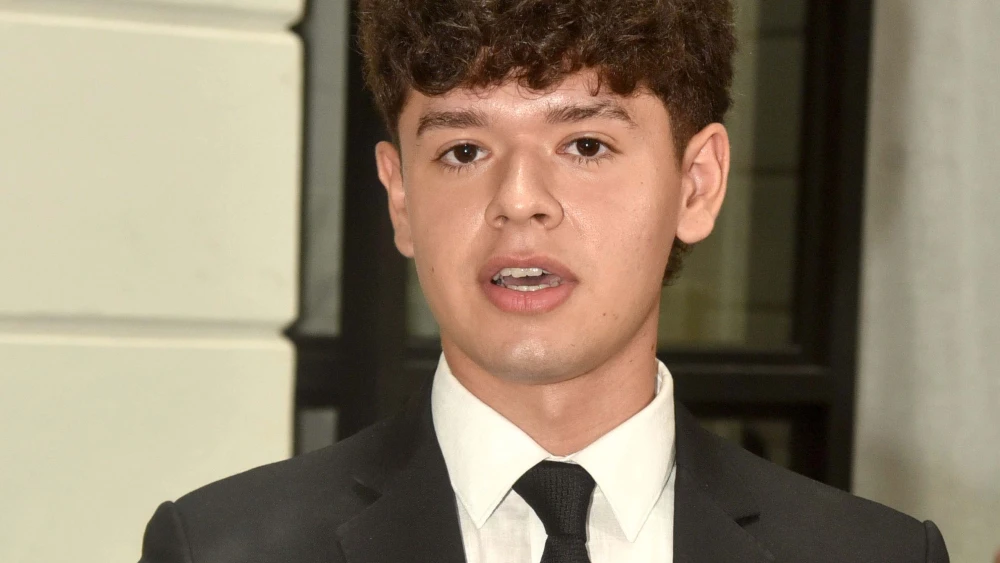 Estudiante latino en un campus universitario de Nueva York tras obtener una beca internacional por destacar entre los mejores del mundo