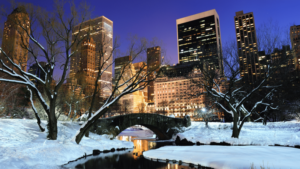 Mi pobre angelito inspira la Navidad en Nueva York con escenarios urbanos iluminados y tradición cinematográfica