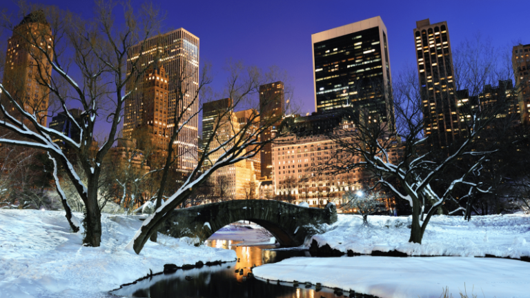 Mi pobre angelito inspira la Navidad en Nueva York con escenarios urbanos iluminados y tradición cinematográfica