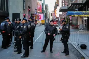 Derrumbe de andamio en East Harlem, Nueva York, tras choque de camión de basura que causó la muerte de una mujer.