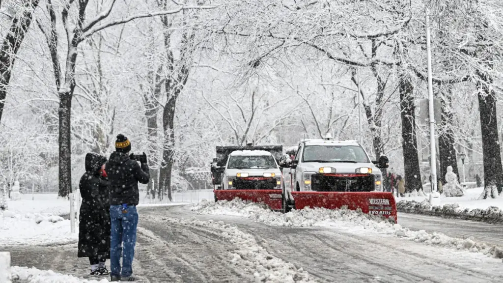 Calles de Nueva York con nieve acumulada durante el primer evento invernal relevante del invierno