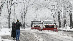 Calles de Nueva York con nieve acumulada durante el primer evento invernal relevante del invierno