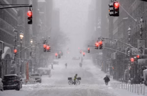 Calles de Nueva York y carreteras de Nueva Jersey cubiertas de nieve ante la llegada de una posible tormenta invernal.