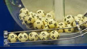 Boletos de Powerball en Nueva York luego del sorteo que dejó tres nuevos millonarios y mantiene el premio mayor en aumento.