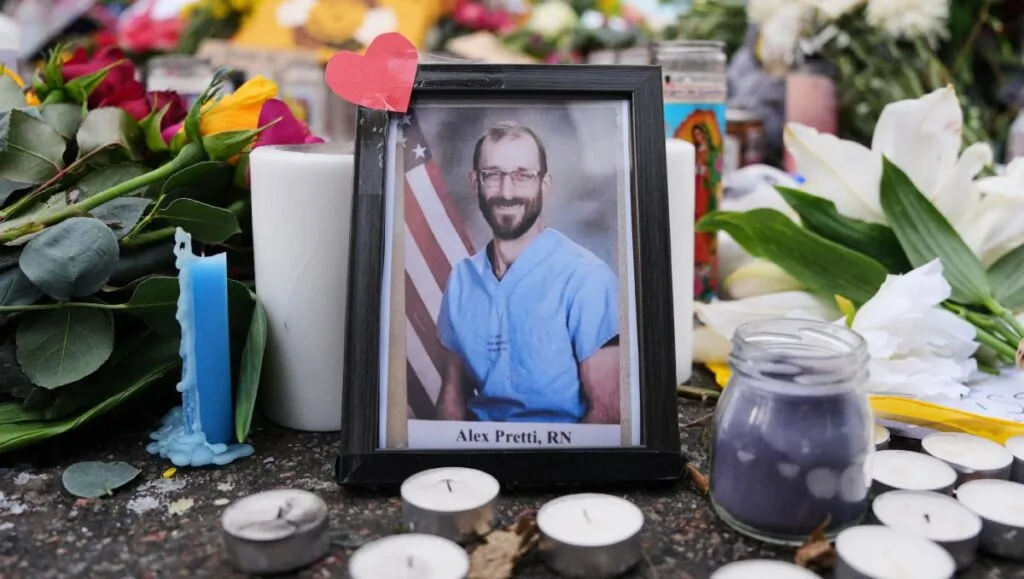 Vigilia por Alex Pretti en Nueva York con personas reunidas con velas frente a un hospital, exigiendo justicia y derechos civiles.