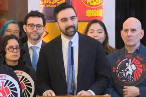 Calles de Nueva York con manifestantes y presencia policial durante jornada marcada por protestas y clima extremo