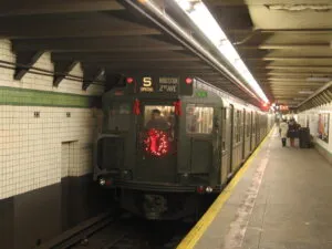 Calefacción en el metro de Nueva York instalada en estaciones para proteger a pasajeros del frío extremo durante el invierno.