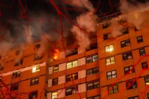 Explosión de gas en el Bronx provoca incendio en edificio residencial y moviliza a bomberos y servicios de emergencia en Nueva York