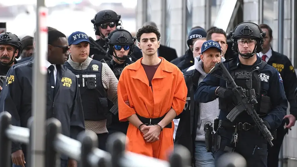 Fachada de prisión federal en Nueva York con presencia de agentes tras intento de liberar a Luigi Mangione haciéndose pasar por agente del FBI