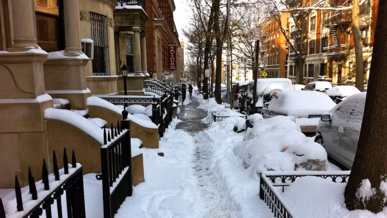 Frío extremo en Nueva York con calles cubiertas de nieve y respuesta de autoridades ante muertes bajo investigación