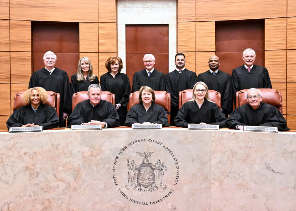 Exterior del tribunal federal en Nueva York tras decisión de descalificar al fiscal federal en investigación contra procuradora