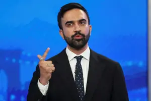 Mamdani denuncia la detención por ICE de un empleado municipal en Nueva York y el impacto en las políticas migratorias locales.