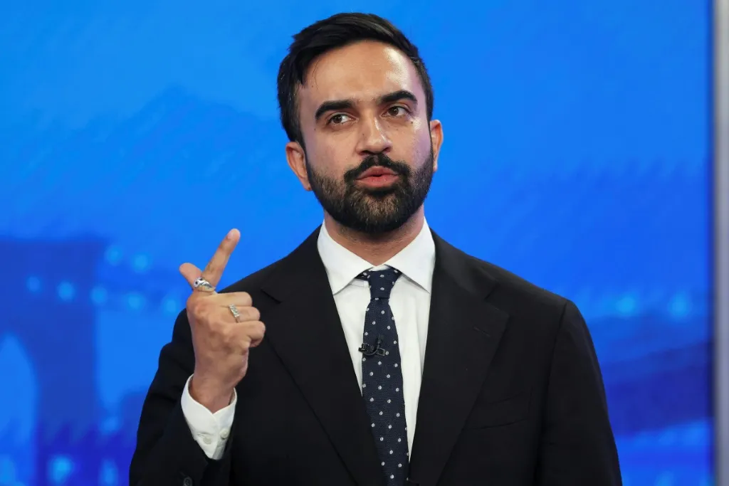 Mamdani denuncia la detención por ICE de un empleado municipal en Nueva York y el impacto en las políticas migratorias locales.