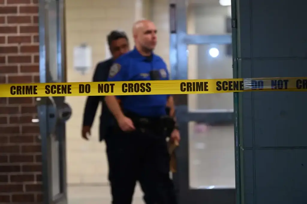 Autoridades investigan homicidio en Nueva York tras hallar un vehículo incendiado con una víctima en El Bronx