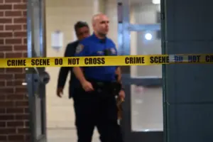 Autoridades investigan homicidio en Nueva York tras hallar un vehículo incendiado con una víctima en El Bronx