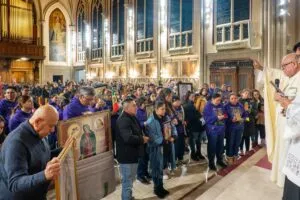 Redadas de ICE en Brooklyn afectan a comunidades religiosas latinas y generan temor entre inmigrantes en Nueva York.