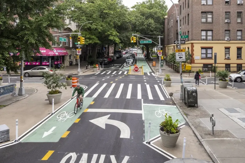 Rediseño de la calle 31 en Astoria Queens con enfoque en seguridad vial, carriles protegidos y espacio urbano para peatones