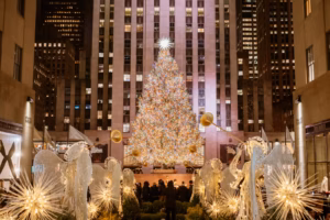 Árbol del Rockefeller Center iluminado en Nueva York antes de ser retirado al finalizar la temporada navideña.