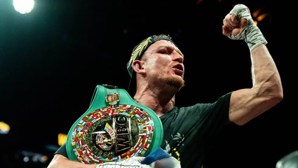 Dalton Smith celebra tras vencer a Subriel Matías y convertirse en campeón WBC en Nueva York