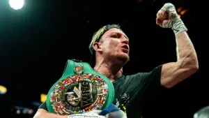 Dalton Smith celebra tras vencer a Subriel Matías y convertirse en campeón WBC en Nueva York