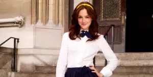 Representación del personaje Blair Waldorf de Gossip Girl con estilo elegante, anunciando su propio libro oficial centrado en su historia y legado.