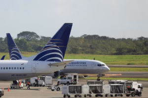 Avión de Copa Airlines despegando con afición y banderas rumbo al Mundial 2026 desde Panamá a Toronto y Nueva York