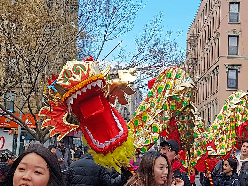 Desfile del Año Nuevo Chino 2026 en Nueva York con danzas tradicionales y celebración en Chinatown durante febrero
