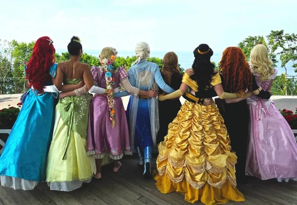 Niños disfrazados participando en gran baile de princesas en Nueva York dentro de Carmine’s Times Square con música y experiencia familiar.
