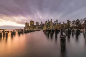 Vista del skyline desde Brooklyn Bridge Park representando Brooklyn en Nueva York y sus principales atractivos turísticos
