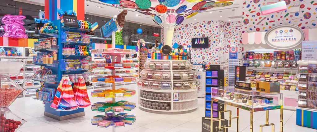 Interior colorido de Dylan’s Candy Bar en Estados Unidos mostrando diseño retail y experiencia sensorial comercial