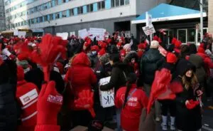 Enfermeras de Nueva York frente a hospital tras acuerdo preliminar en Montefiore y Mount Sinai con mejoras laborales