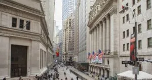 Fachada de la Bolsa de Nueva York en Manhattan como símbolo de la historia de Wall Street y centro financiero global.