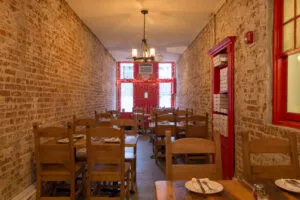 Interior de La Rosa pizzería en New Rochelle considerada el mejor restaurante del país con pizza artesanal reconocida nacionalmente.