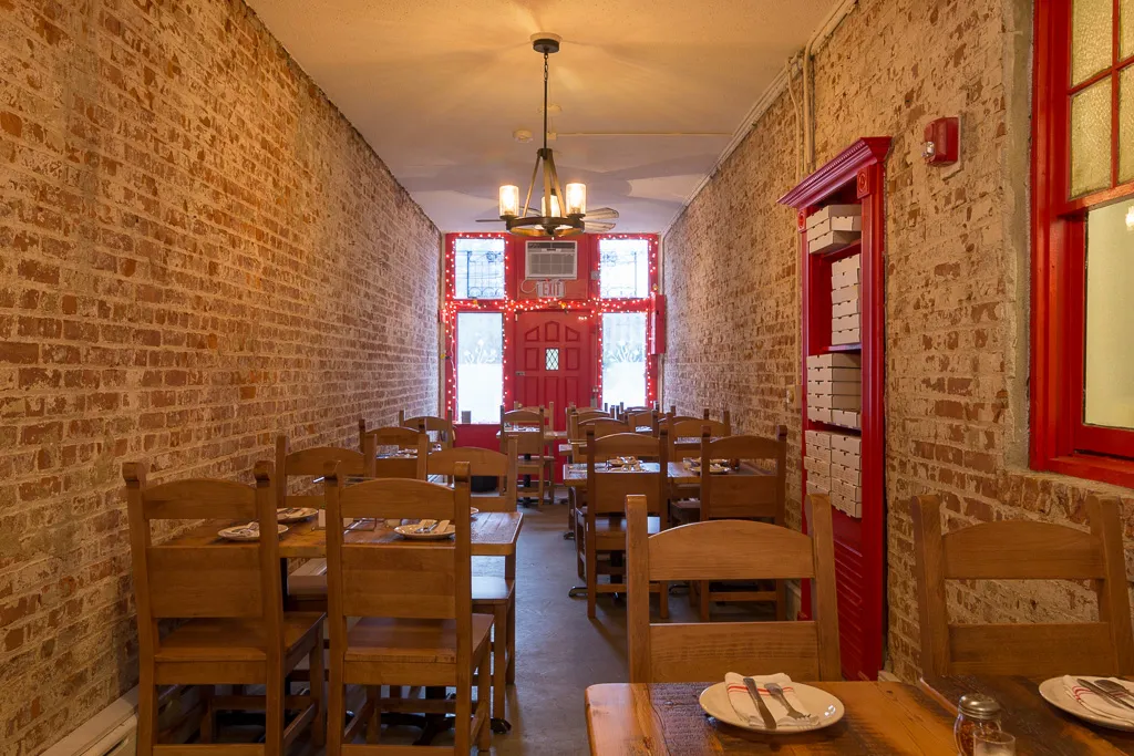 Interior de La Rosa pizzería en New Rochelle considerada el mejor restaurante del país con pizza artesanal reconocida nacionalmente.