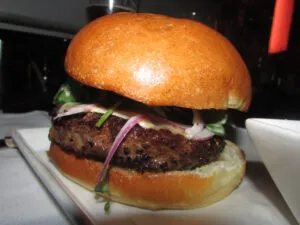 Hamburguesas en Nueva York estilo gourmet servidas en restaurante de Manhattan con ambiente urbano y contemporáneo.