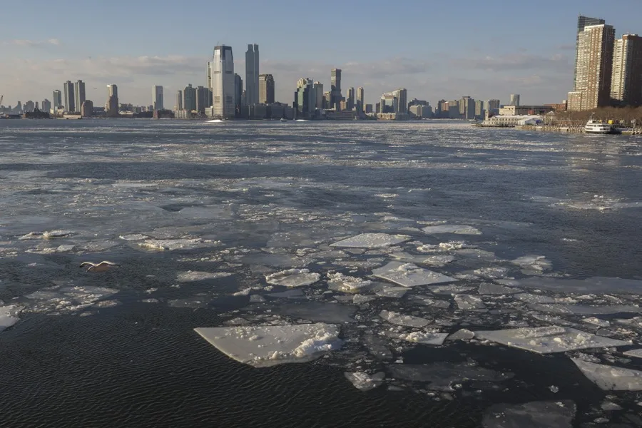Ciudad de Nueva York bajo frío extremo con ciudad nevada y advertencias por hipotermia