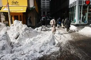 Calles de Nueva York cubiertas de hielo y nieve durante una racha de frío ártico que afecta a millones de residentes.
