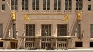 Fachada y espacios icónicos del Waldorf Astoria en Nueva York, símbolo de historia, lujo e innovación hotelera en Manhattan.