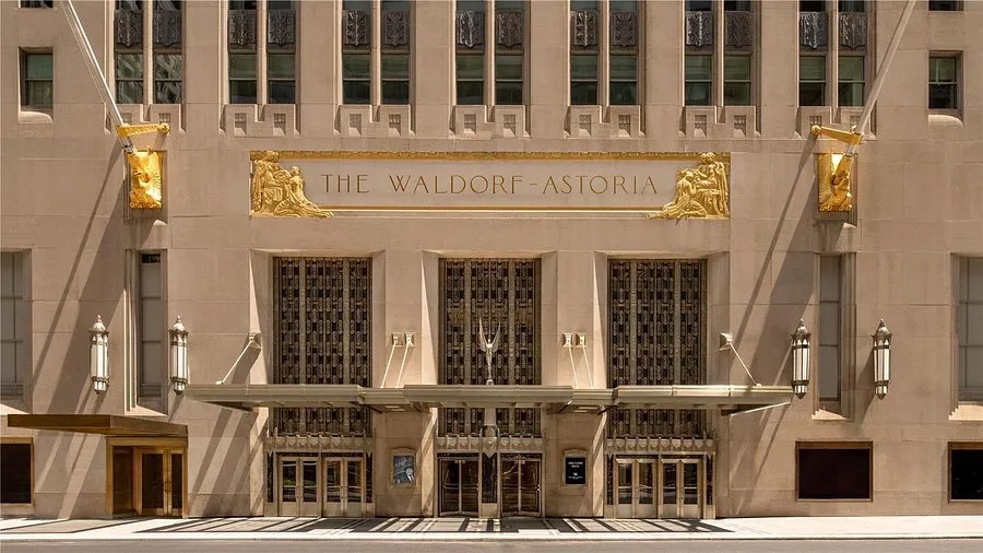 Fachada y espacios icónicos del Waldorf Astoria en Nueva York, símbolo de historia, lujo e innovación hotelera en Manhattan.