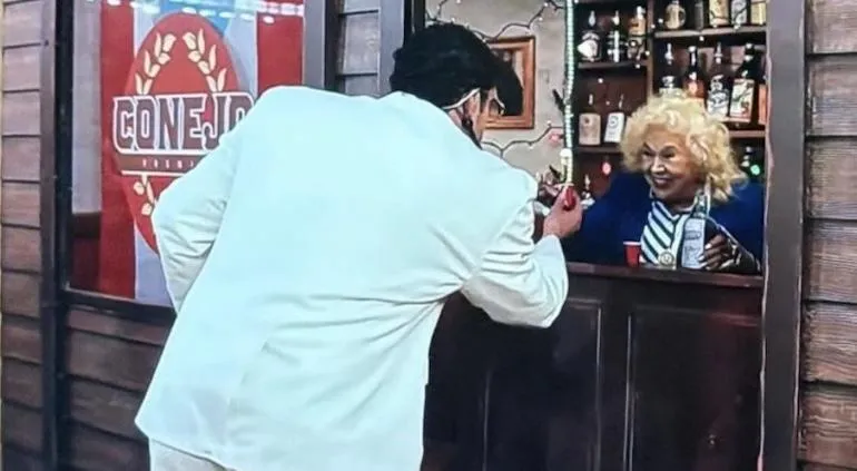 Toñita, referente cultural de Nueva York, representando la identidad de los medios latinos tras su aparición junto a Bad Bunny.