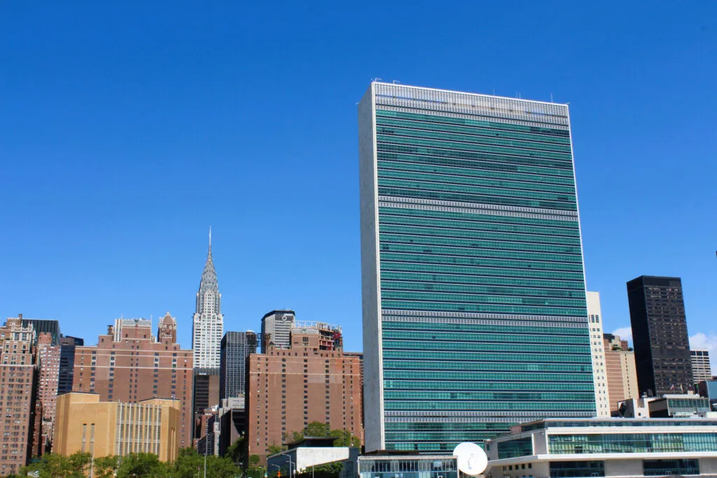 Sede de la ONU en Nueva York junto al East River, relacionada con declaraciones de Trump sobre el futuro del organismo internacional